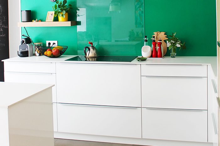 cuisine verte et meuble blanc
