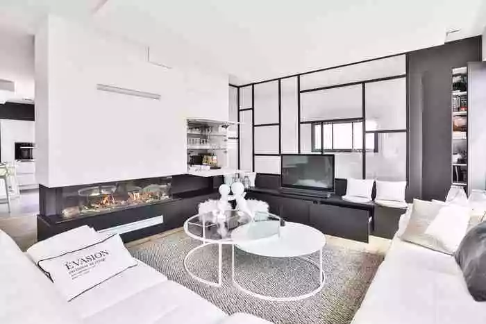 Salon avec habillage cheminée